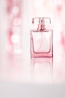 Cazibeli parfüm şişesi, çiçekli kadın kokusu, parfüm kokusu ve lüks tatil hediyesi olarak eau de parfüm, kozmetik ve güzellik markası konsepti.