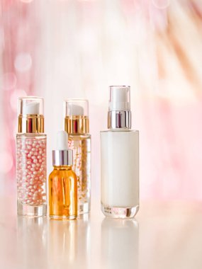 Cilt bakım ürünleri göz kamaştırıcı arka planda, cam şişeler serum, yağ, yüz kremi nemlendirici, yüz losyonu cilt bakımı kozmetik seti, parlak mermer, vücut bakım rutini ve