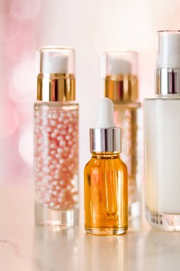 Cilt bakım ürünleri göz kamaştırıcı arka planda, cam şişeler serum, yağ, yüz kremi nemlendirici, yüz losyonu cilt bakımı kozmetik seti, parlak mermer, vücut bakım rutini ve