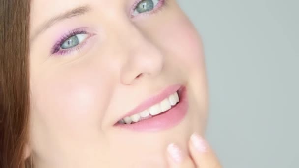 Όμορφη Γυναίκα Που Εφαρμόζει Βιολογική Καλλυντική Κρέμα Αγγίζει Πρόσωπό Της — Αρχείο Βίντεο