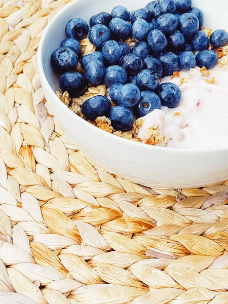 Sağlıklı kahvaltı ve sabah yemeği olarak yaban mersinli yoğurt kasesi, tatlı yemek ve organik meyve, diyet ve beslenme konsepti