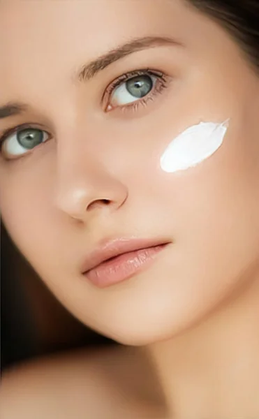 Szépség Arc Krém Bőr Kozmetikai Modell Portré Alkalmazó Hidratáló Tisztító — Stock Fotó