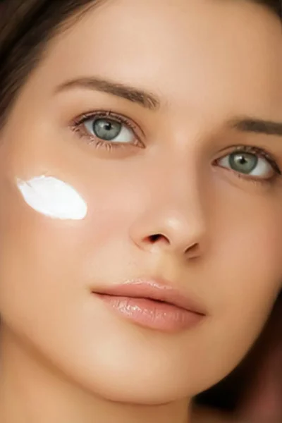 Beauty Face Cream Skincare Cosmetics Model Portrait Woman Applying Moisturiser — стоковое фото