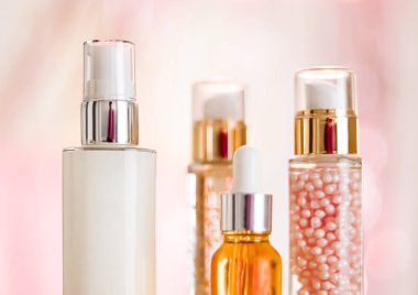 Cilt bakım ürünleri göz kamaştırıcı arka planda, cam şişeler serum, yağ, yüz kremi nemlendirici, yüz losyonu cilt bakımı kozmetik seti, parlak mermer, vücut bakım rutini ve