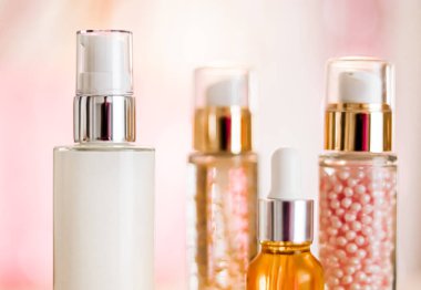 Cilt bakım ürünleri göz kamaştırıcı arka planda, cam şişeler serum, yağ, yüz kremi nemlendirici, yüz losyonu cilt bakımı kozmetik seti, parlak mermer, vücut bakım rutini ve