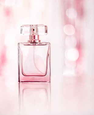 Cazibeli parfüm şişesi, çiçekli kadın kokusu, parfüm kokusu ve lüks tatil hediyesi olarak eau de parfüm, kozmetik ve güzellik markası konsepti.
