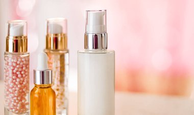 Cilt bakım ürünleri göz kamaştırıcı arka planda, cam şişeler serum, yağ, yüz kremi nemlendirici, yüz losyonu cilt bakımı kozmetik seti, parlak mermer, vücut bakım rutini ve