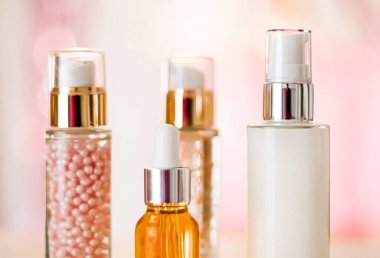 Cilt bakım ürünleri göz kamaştırıcı arka planda, cam şişeler serum, yağ, yüz kremi nemlendirici, yüz losyonu cilt bakımı kozmetik seti, parlak mermer, vücut bakım rutini ve