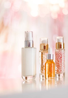 Cilt bakım ürünleri göz kamaştırıcı arka planda, cam şişeler serum, yağ, yüz kremi nemlendirici, yüz losyonu cilt bakımı kozmetik seti, parlak mermer, vücut bakım rutini ve