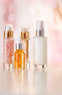 Cilt bakım ürünleri göz kamaştırıcı arka planda, cam şişeler serum, yağ, yüz kremi nemlendirici, yüz losyonu cilt bakımı kozmetik seti, parlak mermer, vücut bakım rutini ve