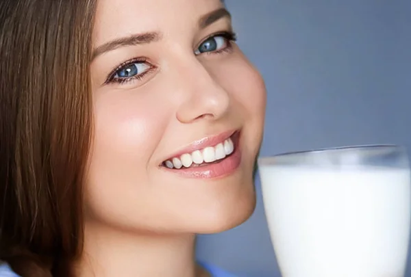 Счастливая Молодая Женщина Стаканом Молока Протеинового Коктейля Здоровый Коктейльный Напиток — стоковое фото