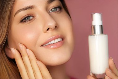 Güzellik, makyaj ve cilt makyajı yüz portresi, cilt bakımı kozmetik ürünü şişesi, serum, temizleyici, losyon veya nemlendirici kremi olan kadın yüz bakımı için lüks bir model.