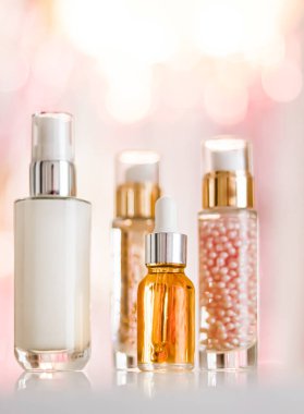 Cilt bakım ürünleri göz kamaştırıcı arka planda, cam şişeler serum, yağ, yüz kremi nemlendirici, yüz losyonu cilt bakımı kozmetik seti, parlak mermer, vücut bakım rutini ve