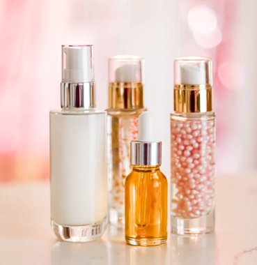 Cilt bakım ürünleri göz kamaştırıcı arka planda, cam şişeler serum, yağ, yüz kremi nemlendirici, yüz losyonu cilt bakımı kozmetik seti, parlak mermer, vücut bakım rutini ve