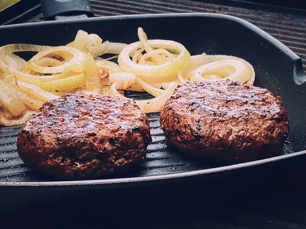 Cooking Minced Beef Burger Cast Iron Grill Skillet Outdoors Red —  Fotos de Stock
