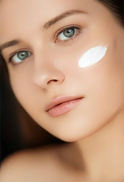 Szépség Arc Krém Bőr Kozmetikai Modell Portré Alkalmazó Hidratáló Tisztító — Stock Fotó