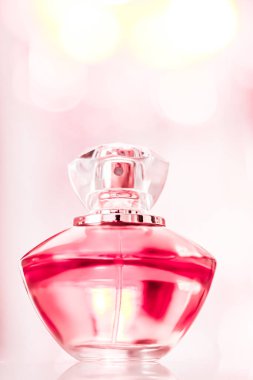 Cazibeli parfüm şişesi, çiçekli kadın kokusu, parfüm kokusu ve lüks tatil hediyesi olarak eau de parfüm, kozmetik ve güzellik markası konsepti.