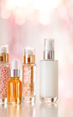 Cilt bakım ürünleri göz kamaştırıcı arka planda, cam şişeler serum, yağ, yüz kremi nemlendirici, yüz losyonu cilt bakımı kozmetik seti, parlak mermer, vücut bakım rutini ve