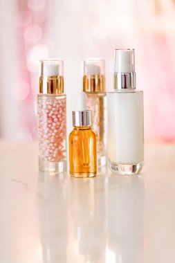 Cilt bakım ürünleri göz kamaştırıcı arka planda, cam şişeler serum, yağ, yüz kremi nemlendirici, yüz losyonu cilt bakımı kozmetik seti, parlak mermer, vücut bakım rutini ve