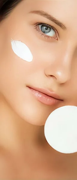Beauty Face Cream Skincare Cosmetics Model Portrait Woman Applying Moisturiser — Stock Fotó