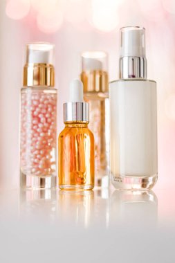 Cilt bakım ürünleri göz kamaştırıcı arka planda, cam şişeler serum, yağ, yüz kremi nemlendirici, yüz losyonu cilt bakımı kozmetik seti, parlak mermer, vücut bakım rutini ve