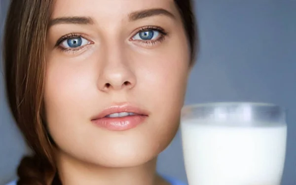 Ευτυχισμένη Νεαρή Γυναίκα Ένα Ποτήρι Γάλα Πρωτεϊνικό Μιλκσέικ Υγιεινό Κοκτέιλ — Φωτογραφία Αρχείου