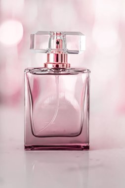 Cazibeli parfüm şişesi, çiçekli kadın kokusu, parfüm kokusu ve lüks tatil hediyesi olarak eau de parfüm, kozmetik ve güzellik markası konsepti.