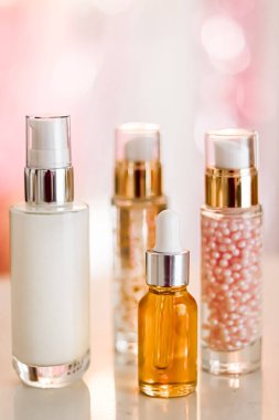 Cilt bakım ürünleri göz kamaştırıcı arka planda, cam şişeler serum, yağ, yüz kremi nemlendirici, yüz losyonu cilt bakımı kozmetik seti, parlak mermer, vücut bakım rutini ve