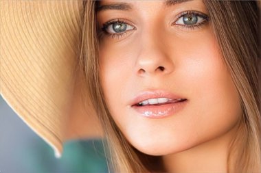 Moda, seyahat ve güzellik portresi, yazın güneş şapkası takan güzel bir model, baş aksesuarı ve tarz konsepti.