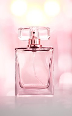 Cazibeli parfüm şişesi, çiçekli kadın kokusu, parfüm kokusu ve lüks tatil hediyesi olarak eau de parfüm, kozmetik ve güzellik markası konsepti.