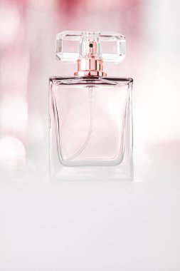 Cazibeli parfüm şişesi, çiçekli kadın kokusu, parfüm kokusu ve lüks tatil hediyesi olarak eau de parfüm, kozmetik ve güzellik markası konsepti.