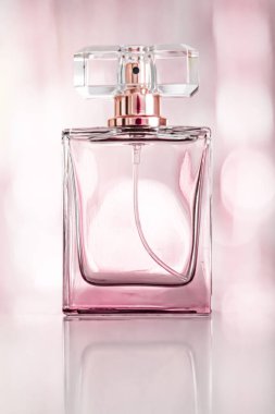 Cazibeli parfüm şişesi, çiçekli kadın kokusu, parfüm kokusu ve lüks tatil hediyesi olarak eau de parfüm, kozmetik ve güzellik markası konsepti.