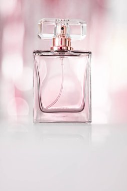 Cazibeli parfüm şişesi, çiçekli kadın kokusu, parfüm kokusu ve lüks tatil hediyesi olarak eau de parfüm, kozmetik ve güzellik markası konsepti.