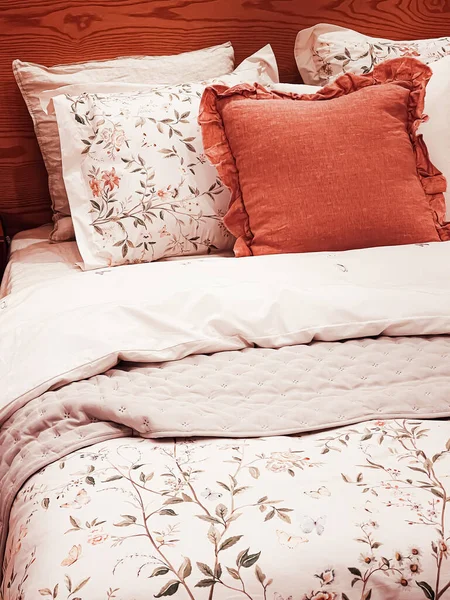 Vintage Countryside Style Bedding Floral Pattern Wooden Bed Bedroom Interior — ストック写真