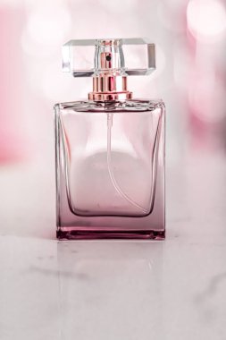 Cazibeli parfüm şişesi, çiçekli kadın kokusu, parfüm kokusu ve lüks tatil hediyesi olarak eau de parfüm, kozmetik ve güzellik markası konsepti.