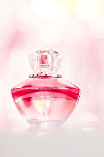 Cazibeli Parfüm Şişesi Çiçekli Kadın Kokusu Parfüm Kokusu Lüks Tatil — Stok fotoğraf