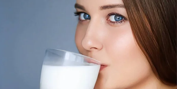 Happy Young Woman Drinking Milk Protein Milk Shake Cocktail Healthy — Fotografia de Stock