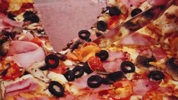 Pizza Capriciosa Cheese Stuffed Crust Pizzeria Food Close — Stockvideo