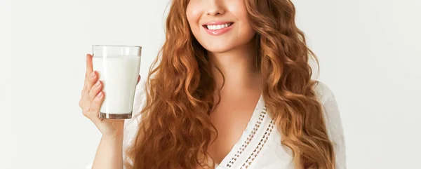 健康和健康概念 妇女喝着一杯牛奶或蛋白质奶昔鸡尾酒 — 图库照片