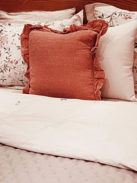 Vintage Countryside Style Bedding Floral Pattern Wooden Bed Bedroom Interior — ストック写真
