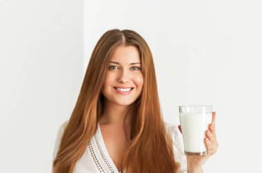 Diyet, sağlık ve sağlık konsepti, elinde bir bardak süt ya da protein kokteyli tutan kadın.