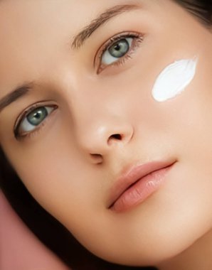 Güzellik, yüz kremi ve cilt bakımı modeli portresi, nemlendirici süren kadın, temizleyici losyon ya da yanağında makyaj malzemesi, lüks yüz bakımı ve cilt bakımı rutini reklamı