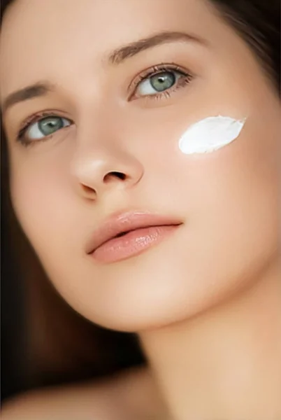 Beauty Face Cream Skincare Cosmetics Model Portrait Woman Applying Moisturiser — Stockfoto