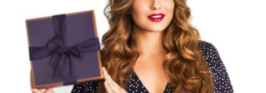 Doğum günü, Noel ya da bayram hediyesi, elinde yeşil bir hediye olan mutlu kadın ya da lüks güzellik kutusu aboneliği beyaz arka planda izole edilmiş, portre