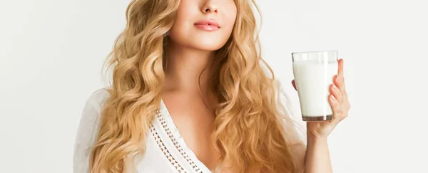 健康と健康の概念 牛乳やタンパク質シェイクカクテルのガラスを保持する女性 — ストック写真