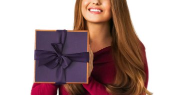 Doğum günü, Noel ya da bayram hediyesi, elinde yeşil bir hediye olan mutlu kadın ya da lüks güzellik kutusu aboneliği beyaz arka planda izole edilmiş, portre