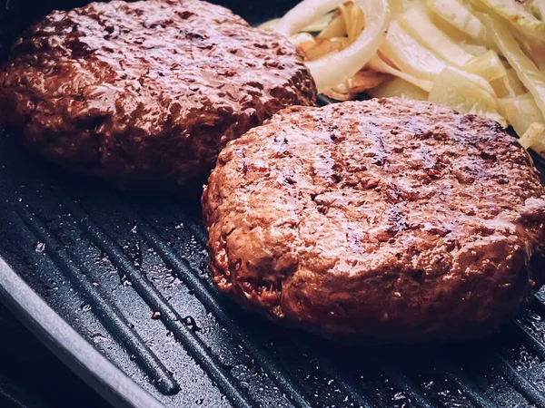 Cooking Minced Beef Burger Cast Iron Grill Skillet Outdoors Red — Fotografia de Stock