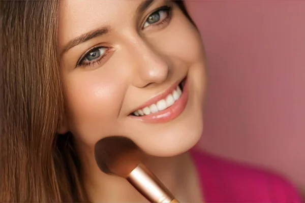Beautiful Young Woman Applying Cosmetic Powder Product Make Bamboo Brush — Stock Photo, Image