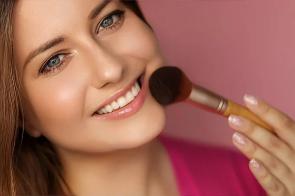 Beautiful Young Woman Applying Cosmetic Powder Product Make Bamboo Brush — Zdjęcie stockowe