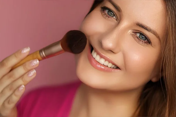 Beautiful Young Woman Applying Cosmetic Powder Product Make Bamboo Brush — Stock Photo, Image
